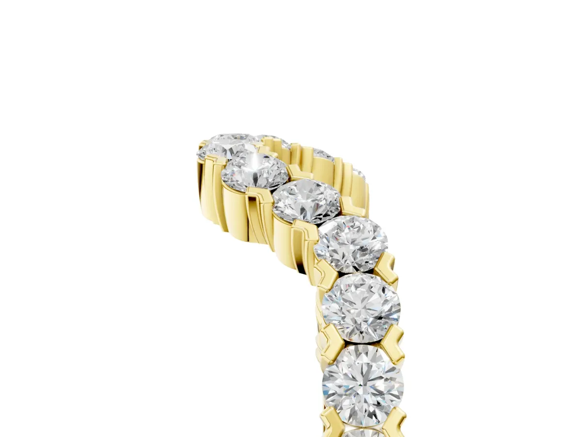 V-Shaped Diamond Round Cut Pavé Band with Prong Setting Yellow gold