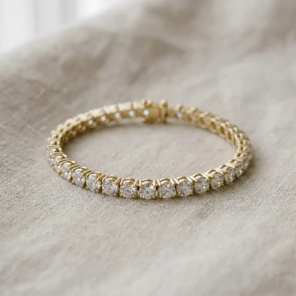 Round Brilliant Diamond Tennis Bracelet with Prong Setting Yellow gold
