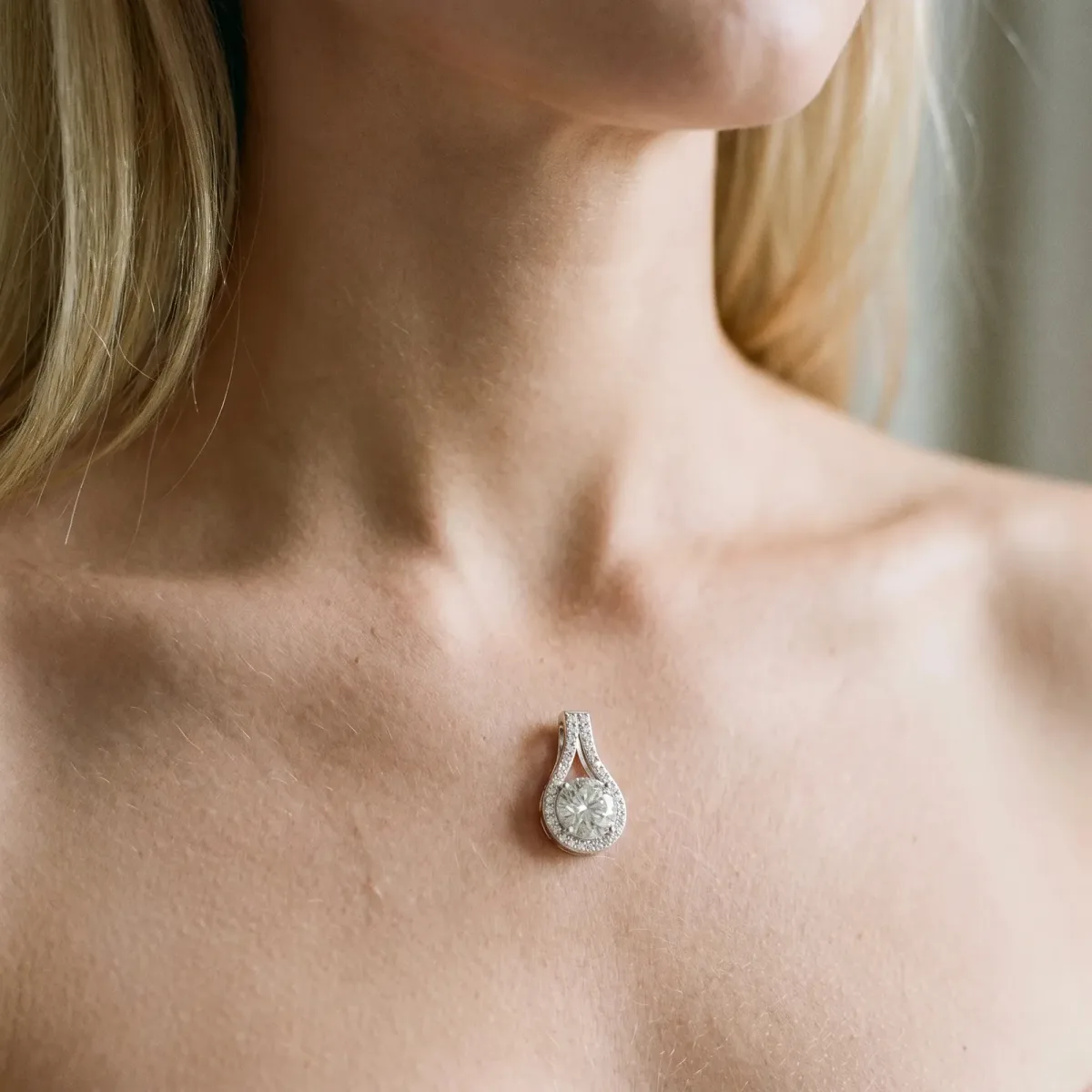 Round Halo Prong Set Pendant White gold
