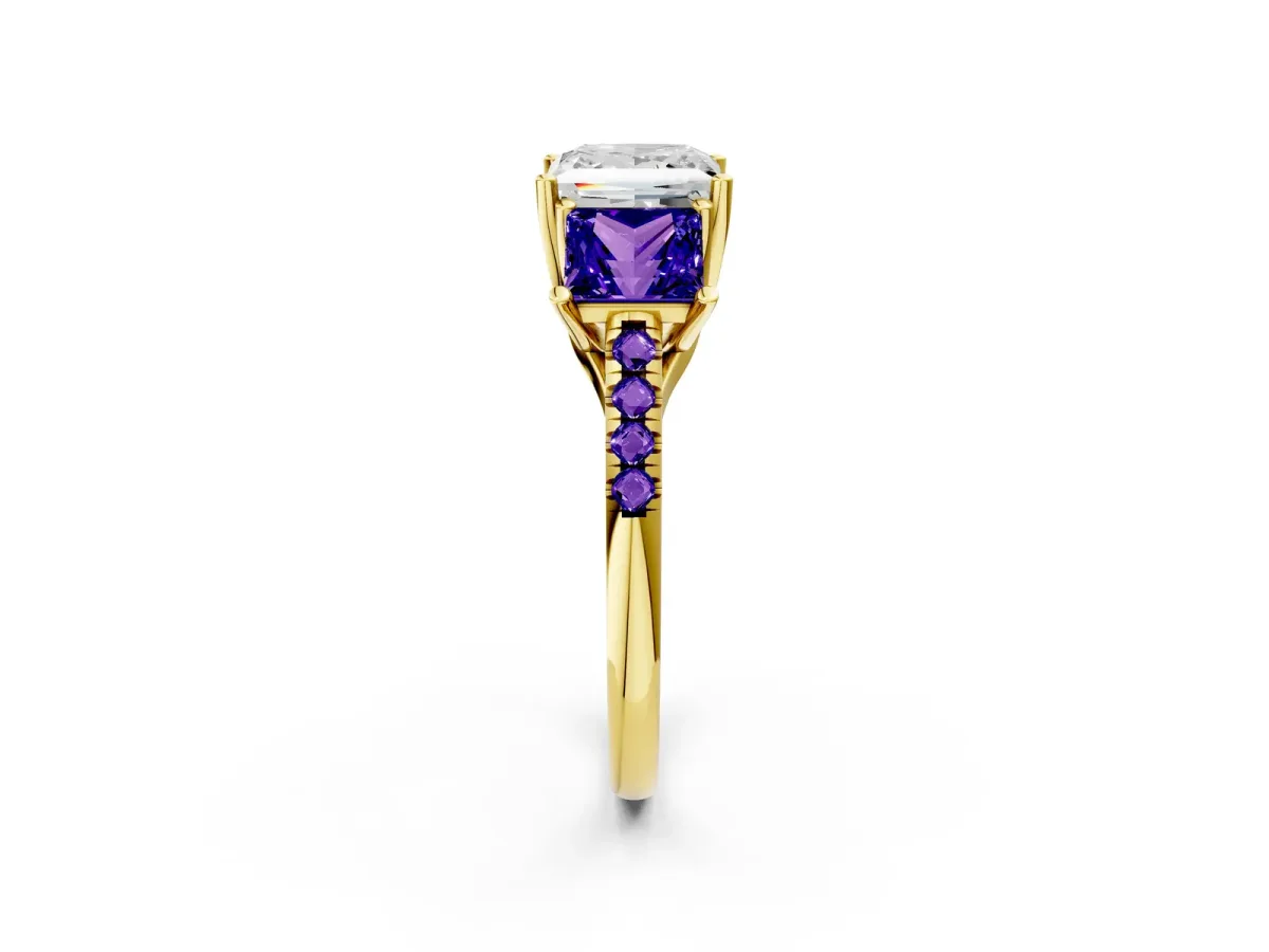 Three-Stone Princess Cut Diamond Ring with Round Tanzanite Pavé Band and Prong Setting Yellow gold