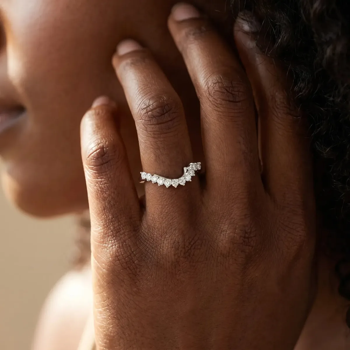 Round Diamond V-Shaped White Gold Band with Prong Setting White gold