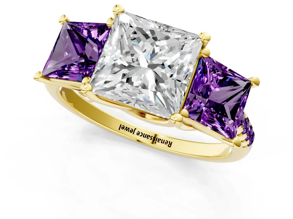 Three-Stone Princess Cut Diamond Ring with Round Amethyst Pavé Band and Prong Setting Yellow gold