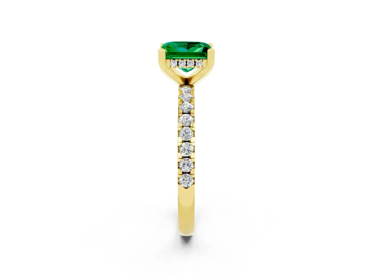 Princess Cut Emerald Solitaire Ring with Round Pavé Band and Four-Prong Setting Yellow gold