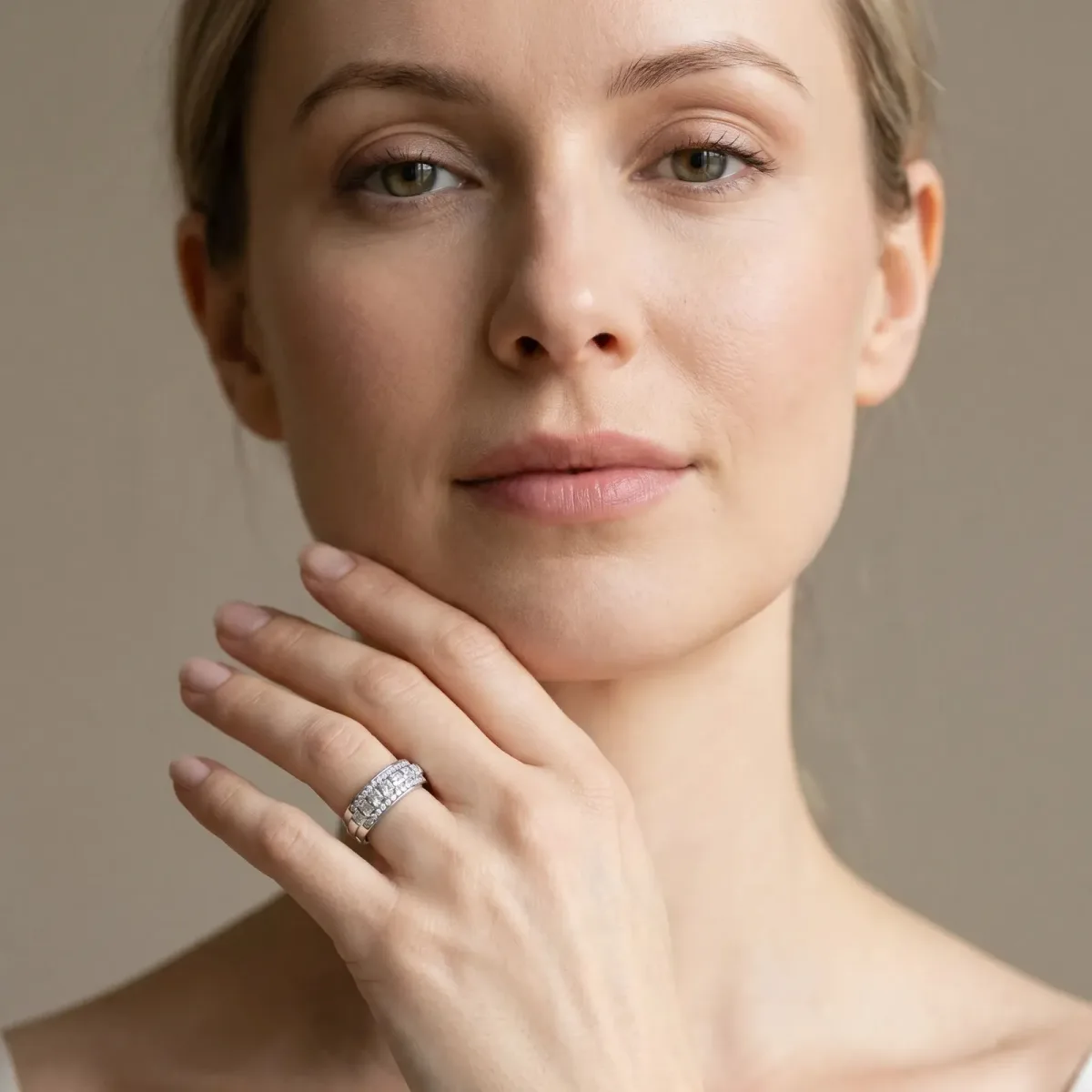 Bar-Set Princess Cut Diamond Pavé Band White gold