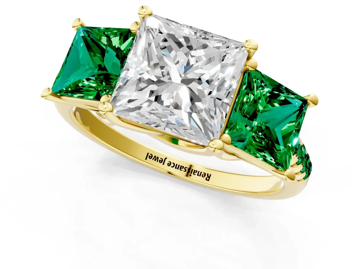 Three-Stone Princess Cut Diamond Ring with Round Emerald Pavé Band and Prong Setting Yellow gold