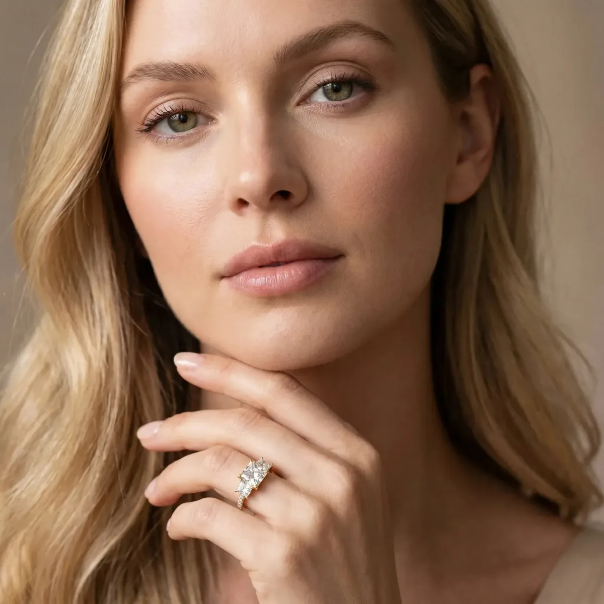 Three-Stone Princess Cut Diamond Ring with Round Pavé Band and Prong Setting Yellow gold