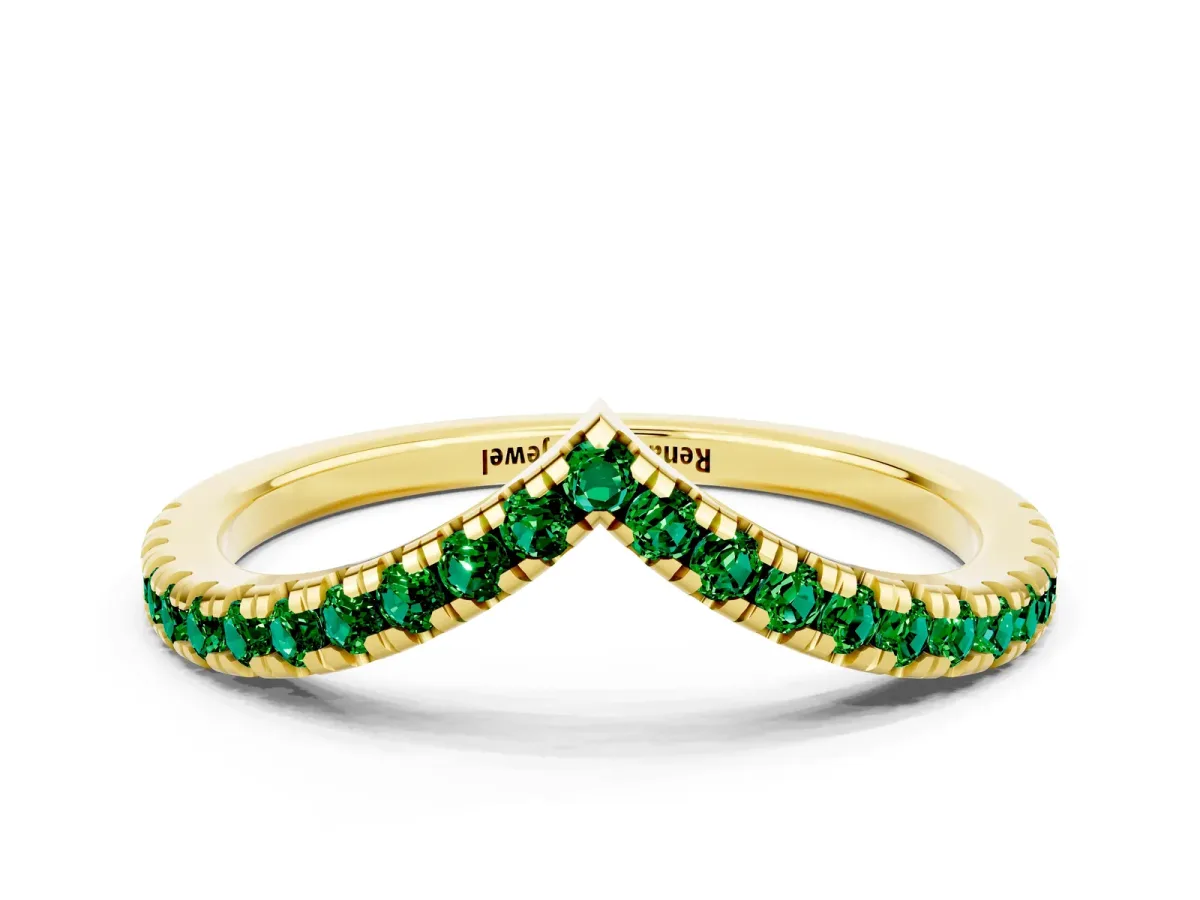 Pavé Round Emerald V-Shaped Chevron Band with Shared Prong Setting Yellow gold