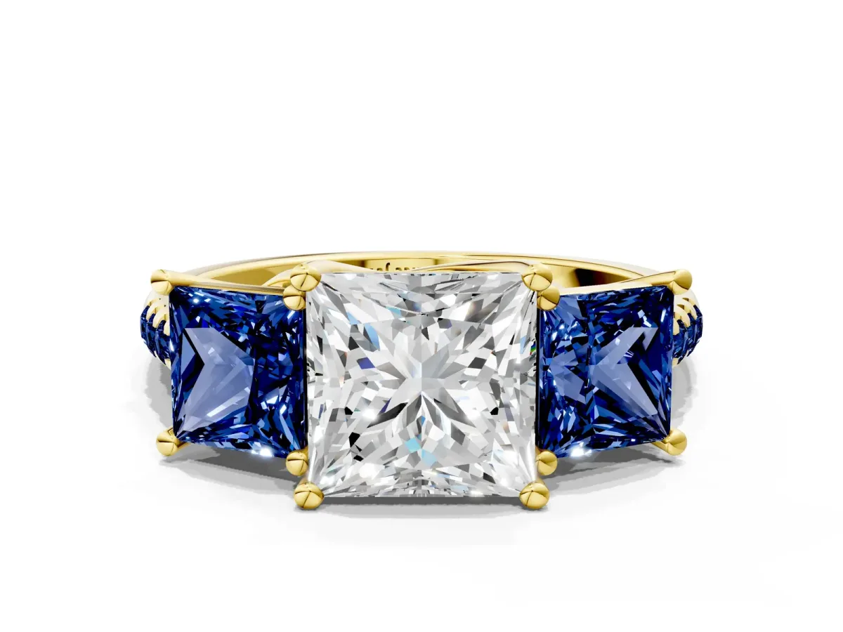 Three-Stone Princess Cut Diamond Ring with Round Blue Sapphire Pavé Band and Prong Setting Yellow gold