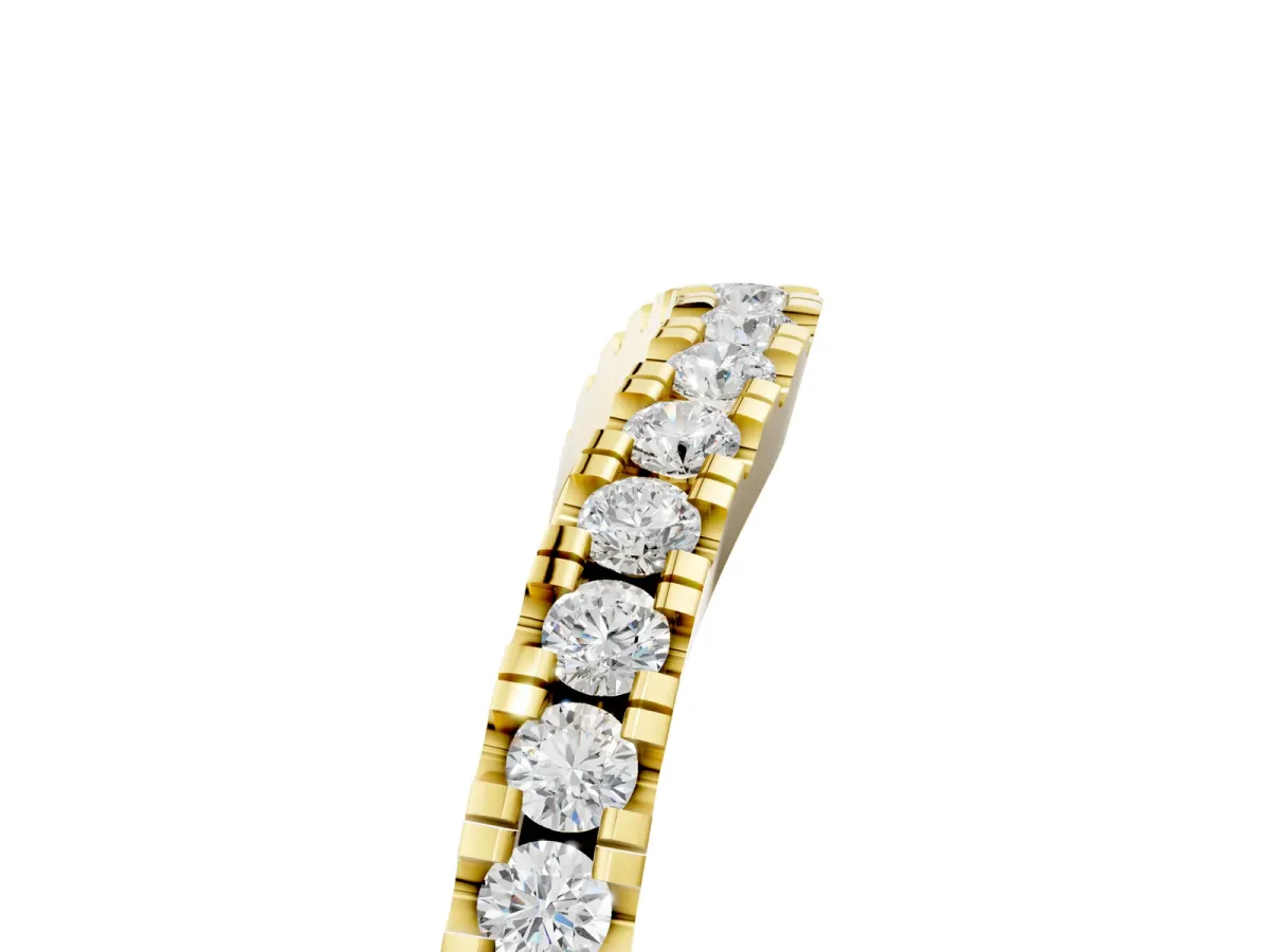 Round Diamond Pavé Curved Band with Shared Prong Setting Yellow gold