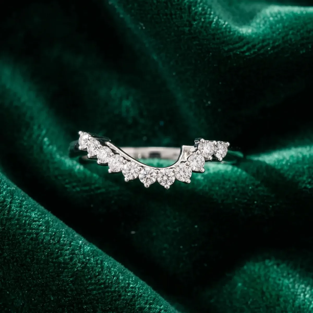 Round Diamond V-Shaped White Gold Band with Prong Setting White gold