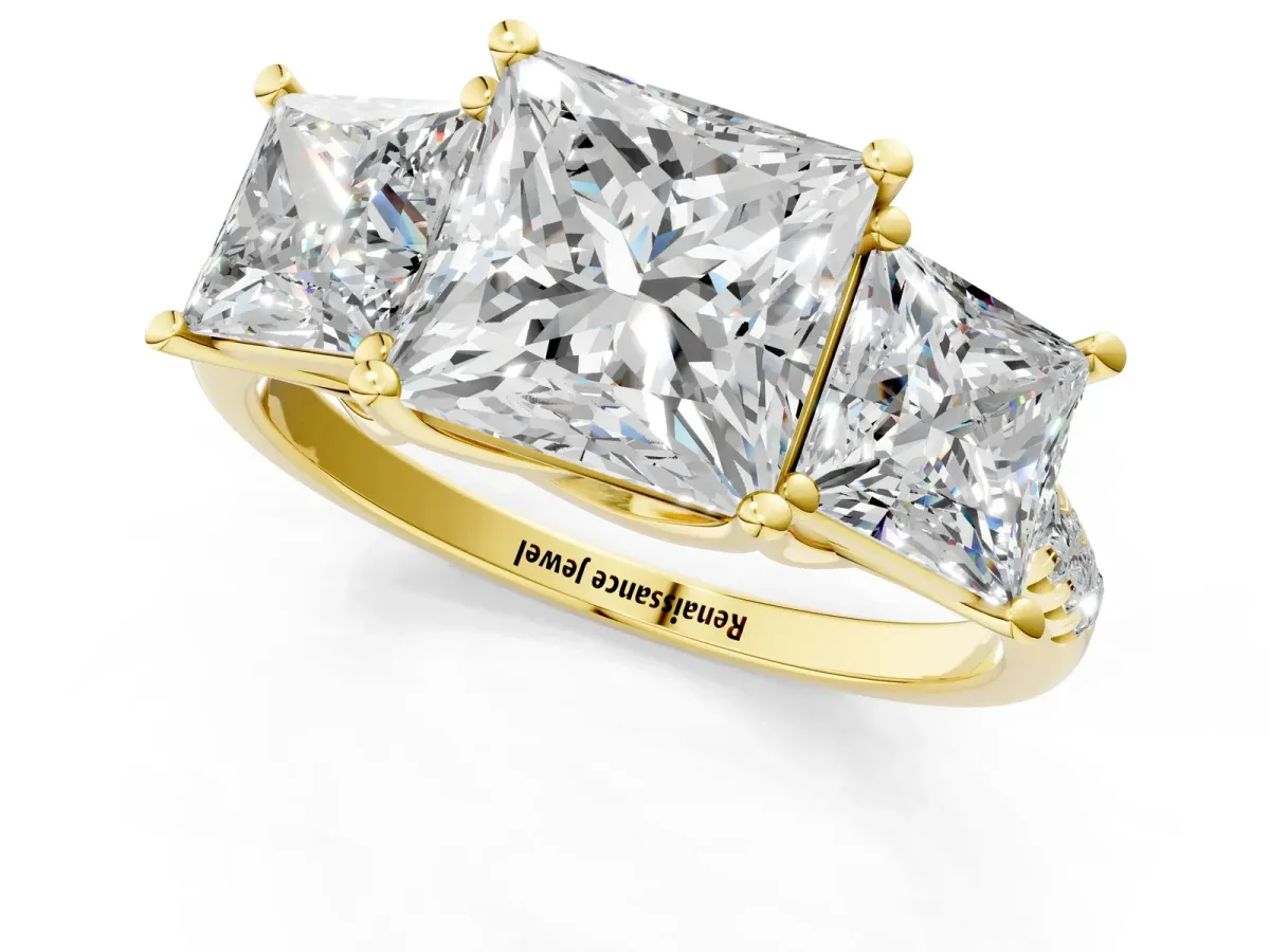 Three-Stone Princess Cut Diamond Ring with Round Pavé Band and Prong Setting Yellow gold