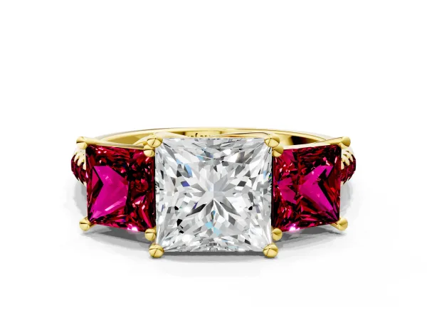 Three-Stone Princess Cut Diamond Ring with Round Garnet Pavé Band and Prong Setting Yellow gold