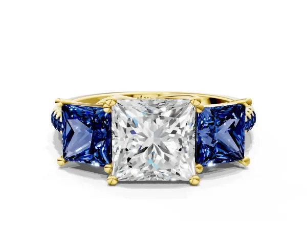 Three-Stone Princess Cut Diamond Ring with Round Blue Sapphire Pavé Band and Prong Setting Yellow gold